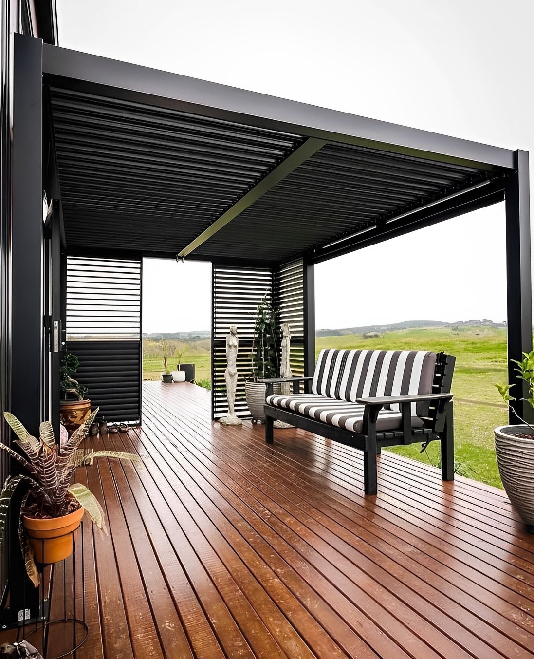 Luxury 40ft prefab container house with easy-folding sandwich panels.
