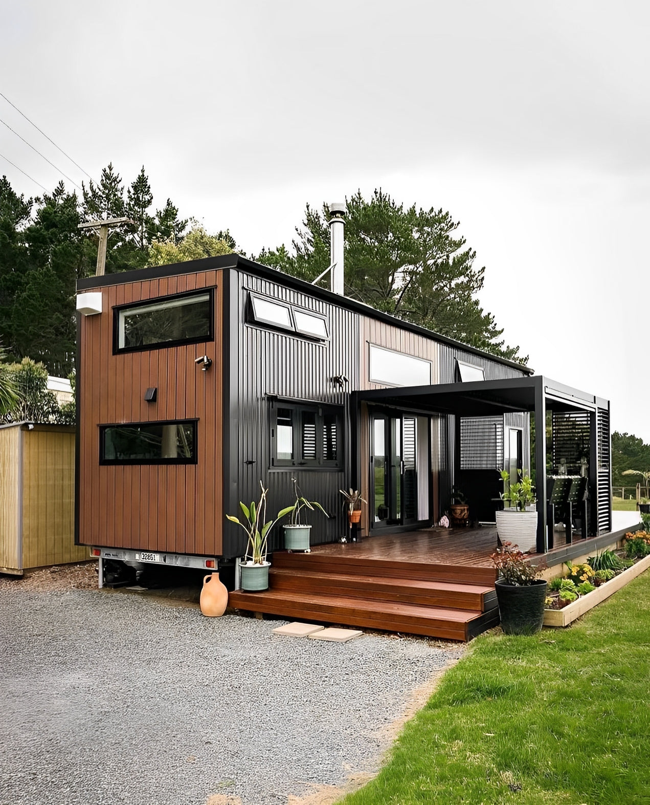 Luxury 40ft prefab container house with easy-folding sandwich panels.