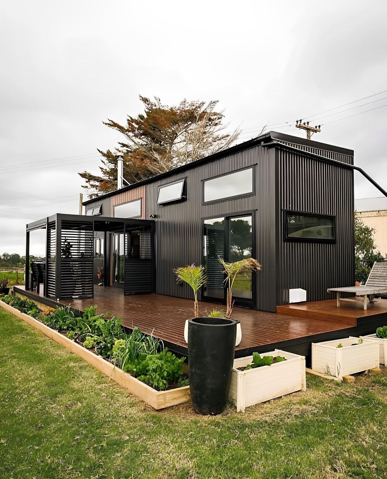 Luxury 40ft prefab container house with easy-folding sandwich panels.