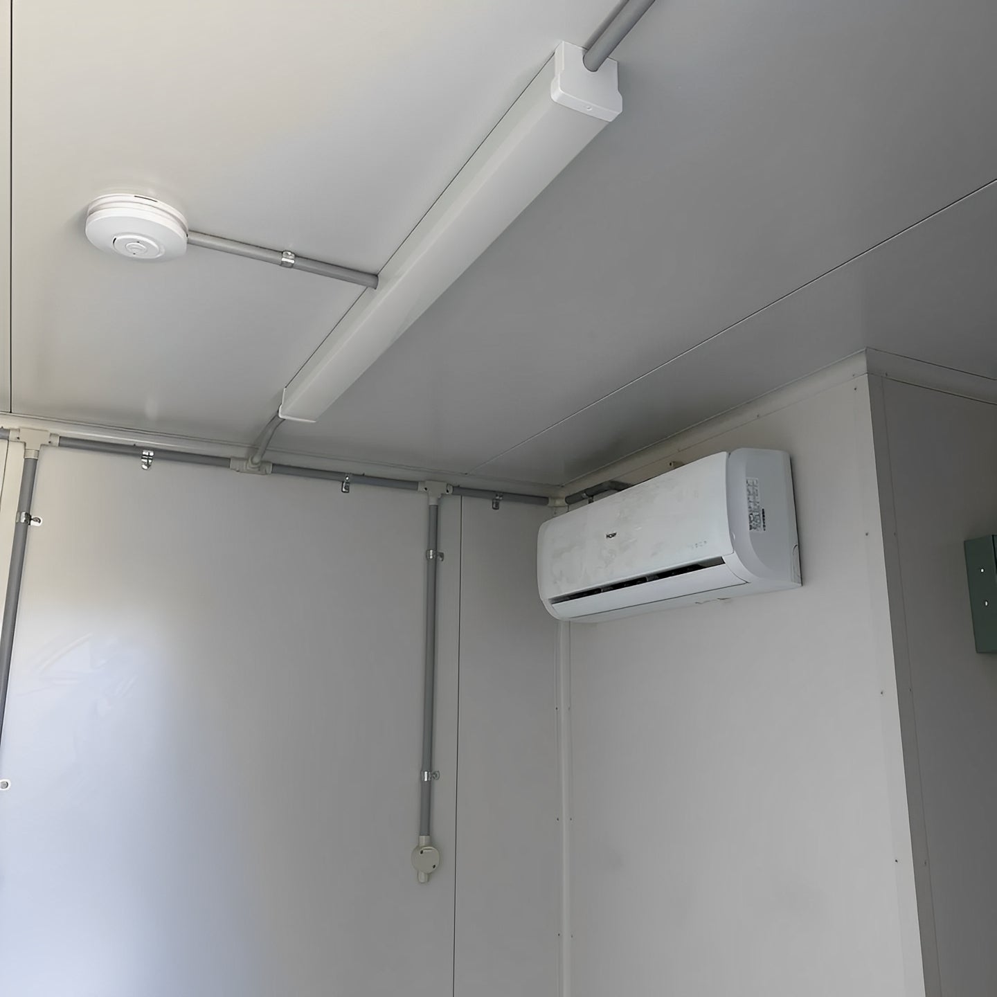 White Modified 10ft Shipping Container with AC