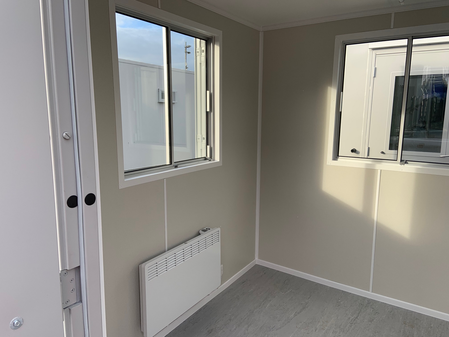 8ft x 8ft Portable Gatehouse – Security Booth & Access Control Cabin