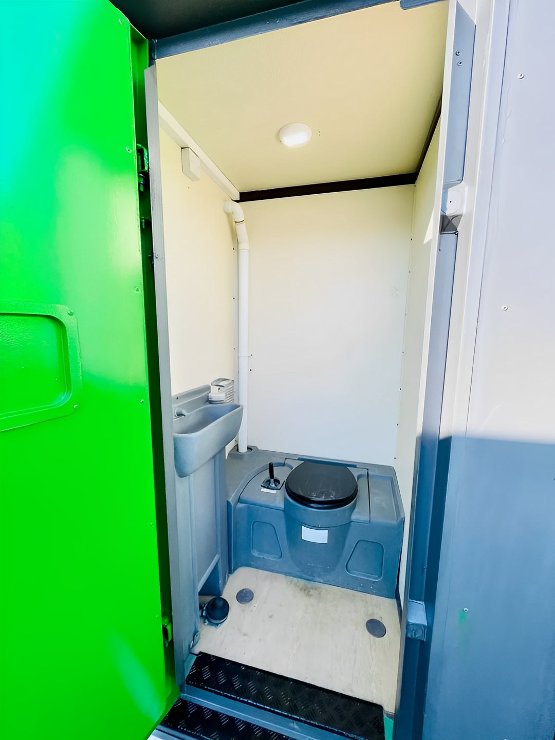 12 x 7.5ft Towable Mobile Welfare Unit With Diesel Generator