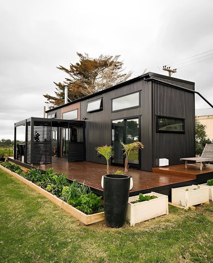 Luxury 40ft prefab container house with easy-folding sandwich panels.